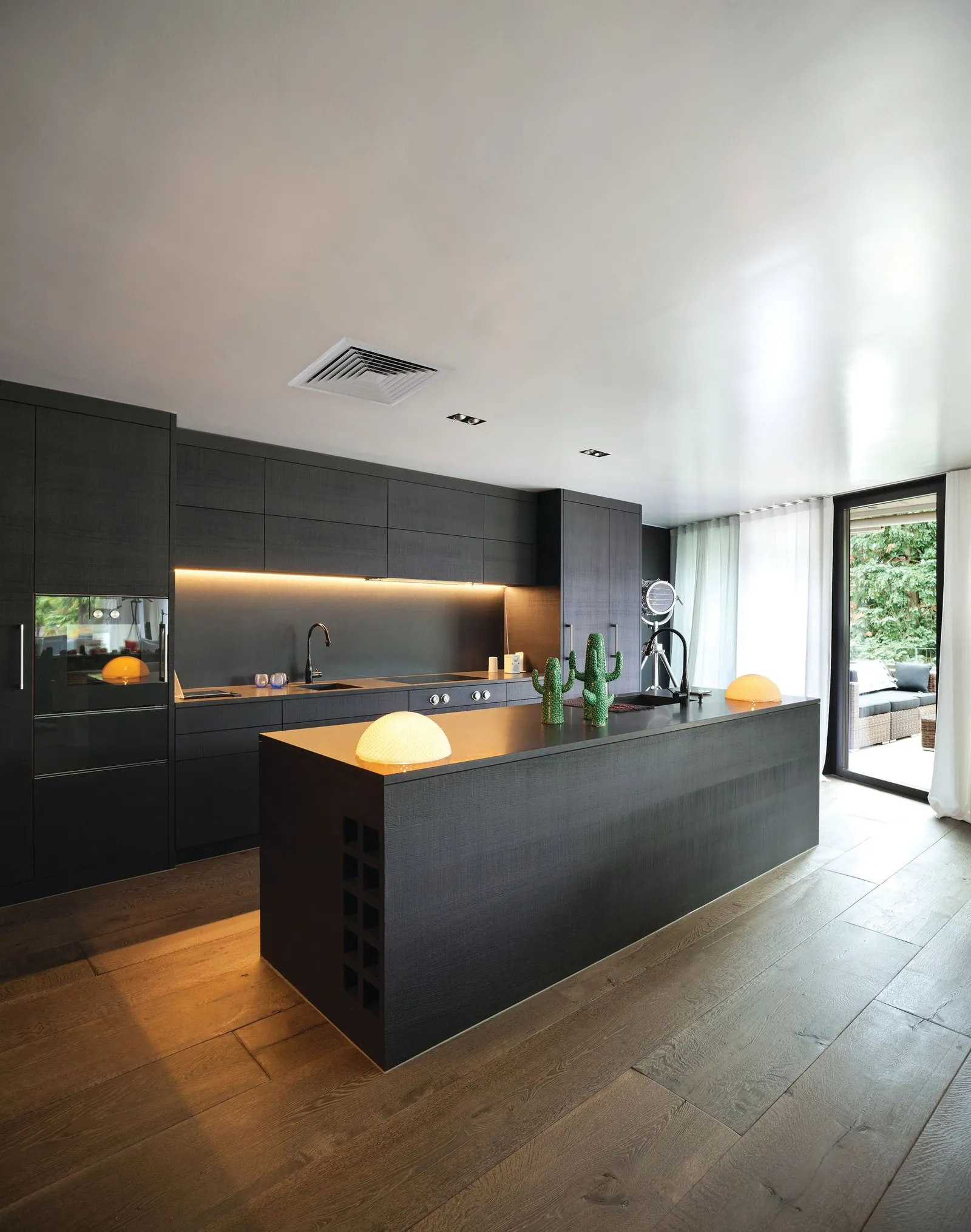 Modern kitchen with a slim linear ceiling outlet from a Rinnai ducted reverse cycle system