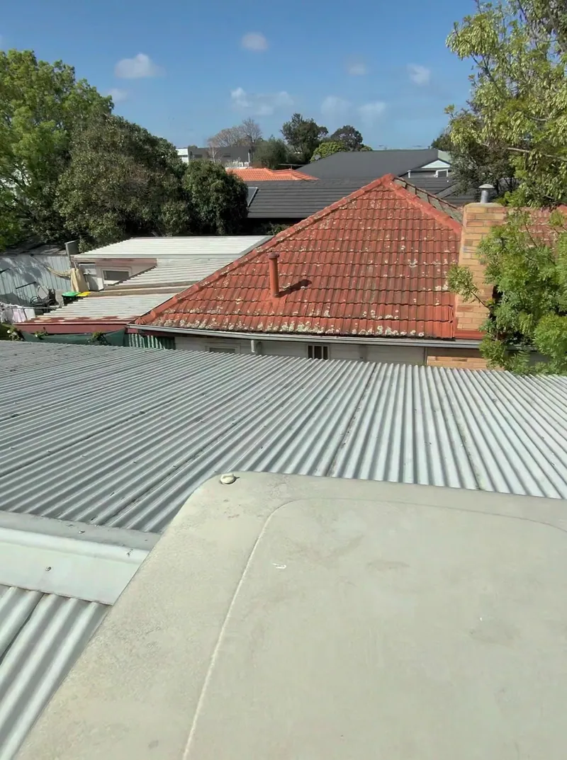 Inside an evaporative cooler with the panels off: the fan, the pump and the pads